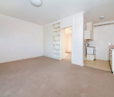 One-bedroom Ground Floor Apartment in a Great Location! - Photo 4