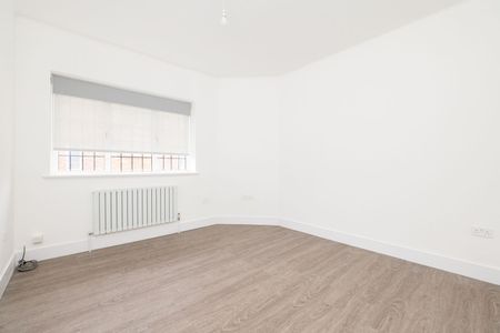 The Broadway, Cheam, SM3 - Photo 2