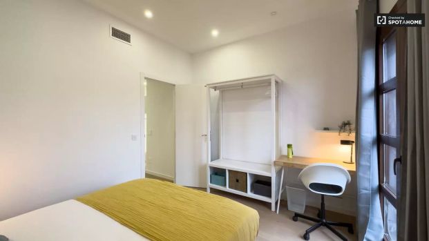 Room in a shared 5-bedroom apartment for rent in El Raval - Photo 1