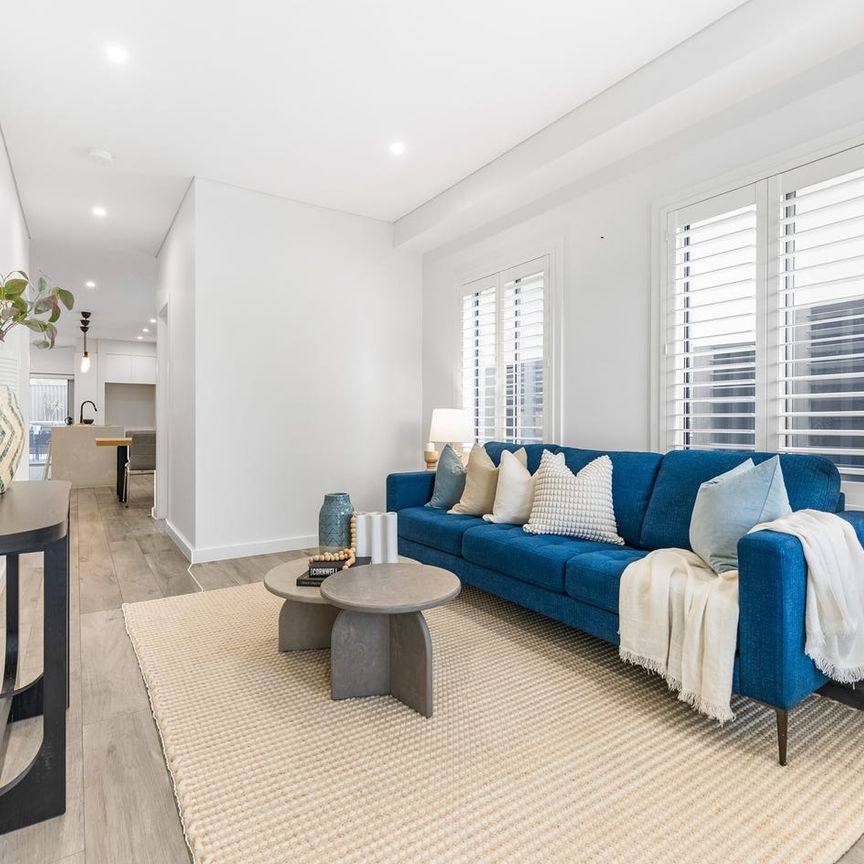 Stunning 4 Bedroom Home, Fantastic Location, Swim Spa! - Photo 1