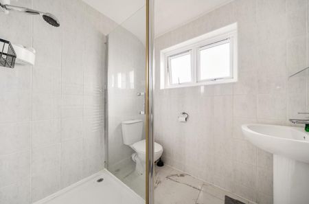 2 bedroom Flat To Let Total Size: 869 SQ FT - Photo 2