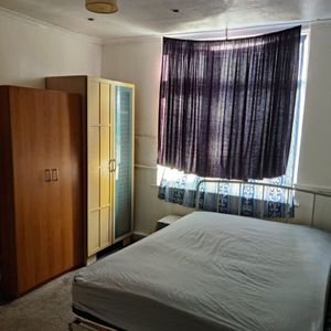 Room in a Shared House, Shirley Gardens, IG11 - Photo 3