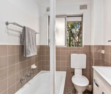 Bright & Stylish Apartment with Leafy Outlooks in the Heart of Newport - Photo 4