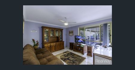 Spacious 4-Bed Home with Double Living and Trailer Access - Photo 2