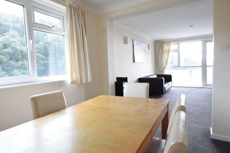 Elizabeth Court, Grove Road, East Cliff, BH1 - Photo 3