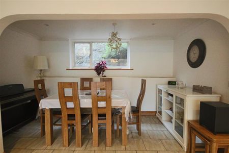 4 bedroom semi-detached house to rent - Photo 2