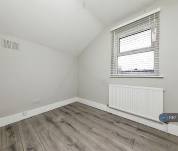 4 bedroom semi-detached house to rent - Photo 4