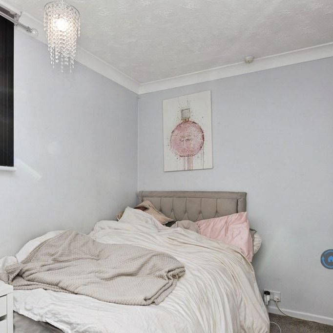 4 bedroom semi-detached house to rent - Photo 1