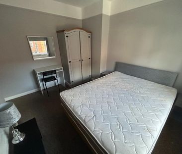 28 Dunluce Avenue, Belfast, BT9 7AY - Photo 3