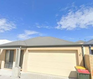 Lovely Three Bedroom Two Bathroom Home! - Photo 5