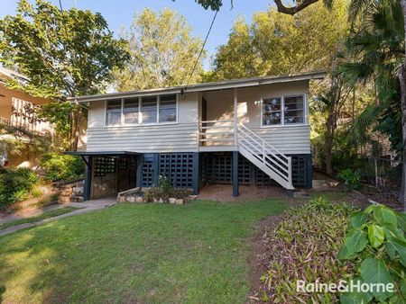 QUEENSLANDER - GOOD SIZE HOUSE NEAR UQ! - Photo 3