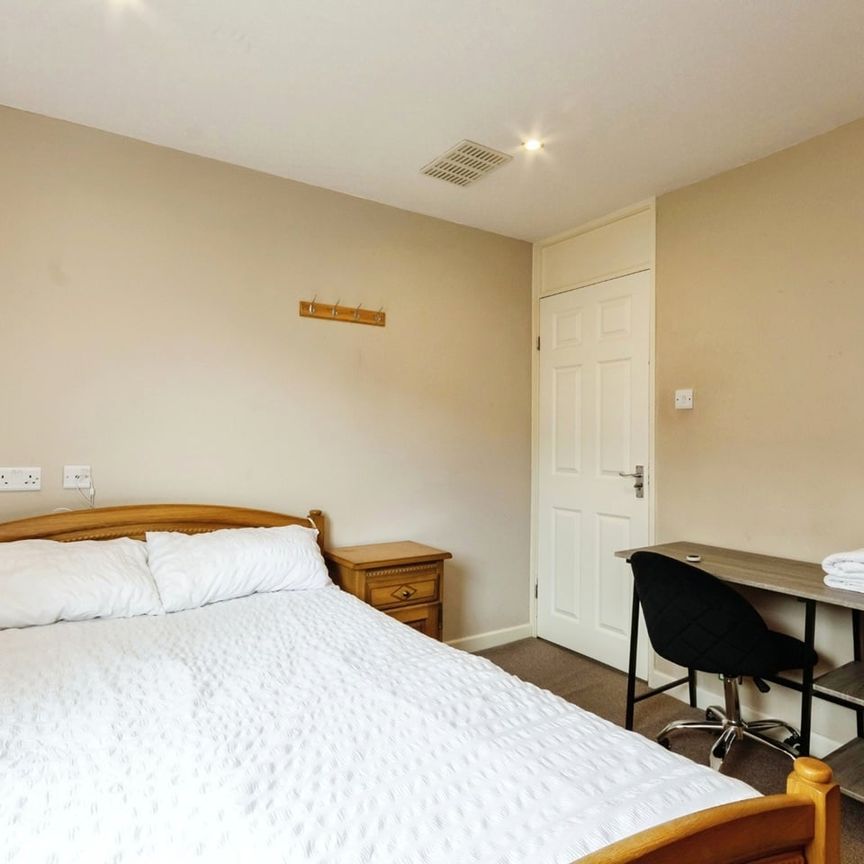 2 Bed End Terrace, Auckland Close, NG7 - Photo 2