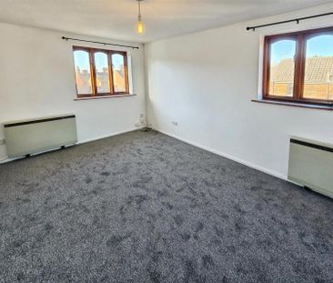 2 Bedroom Flat to Rent in Kings Road, Rushden, Northants, NN10 - Photo 1