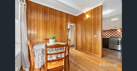 70’s inspired apartment in convenient location - Photo 2