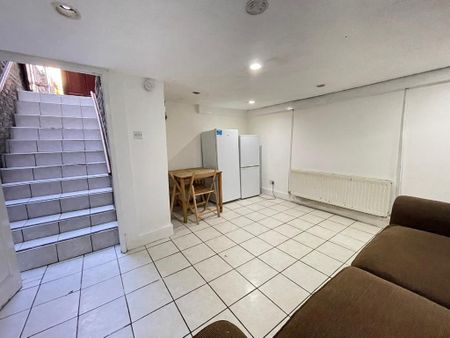 4 bedroom end of terrace house to rent - Photo 2