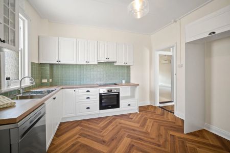 Newly Renovated 3-Bedroom Family Home with Air Conditioning – Prime Rockdale Location - Photo 3