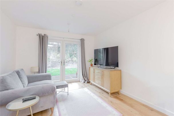 A stunning ground floor furnished two bedroom garden flat in a modern new development, with a private parking space. - Photo 1