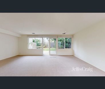 Spacious Living - Photo 4