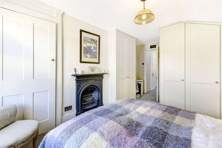 This exceptionally light, split level flat is on the quiet residential Thirsk Road. - Photo 4