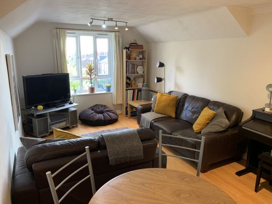 2 Bed Flat, Broomfield Lodge, LS6 - Photo 1