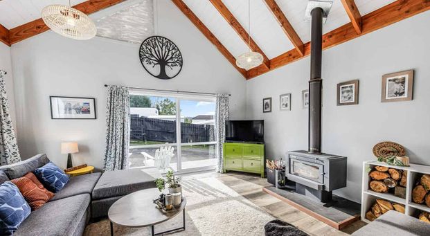 Spacious 4 bedroom house in Greenhithe - Photo 1