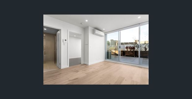 Light and bright with over-sized balcony - Photo 1