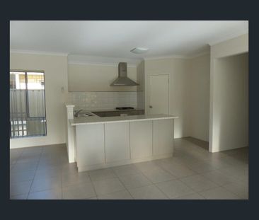 WELL PRESENTED 3X2 HOME, OPPOSITE PARK, WALK TO SHOPS & TRAIN - Photo 4