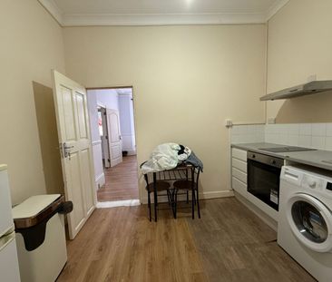 One Bedroom flat with separate kitchen off ilford lane- £1450 inclu... - Photo 2