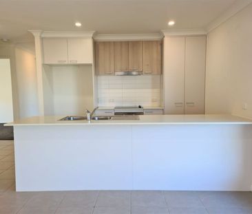 Impeccable Family Living only 800m from the Waterfront - Photo 6