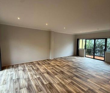 MODERN TRI-LEVEL TOWNHOUSE - Photo 6