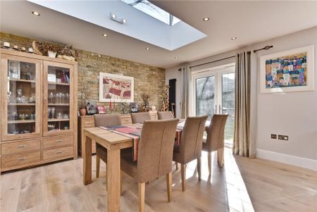 5 bedroom detached house to rent - Photo 3