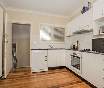 Cute and Cosy 3 bedroom home in central Carina - Photo 2