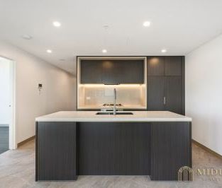 Elegant Three-Bedroom Residence with Panoramic Harbour & City Views - Photo 3