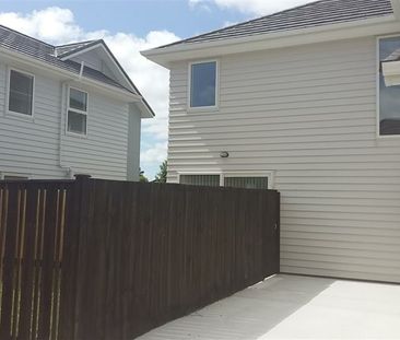 4 BEDROOM - 2 STOREY - GARAGE - Photo 2