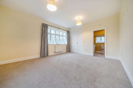 5 bedroom farmhouse in rural setting with off road parking, and lawned garden. - Photo 4