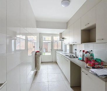 Uitzonderlijk groot gelijkvloers appartement met stadstuin en garage - Photo 1