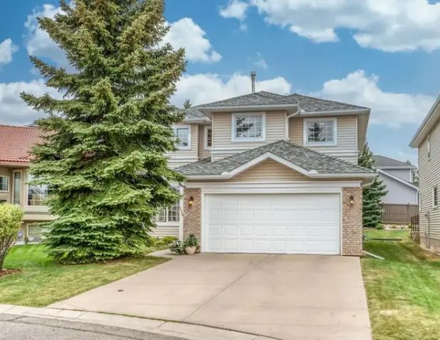 Short term/long term in A QUIET and CLASSY CULDESAC SUNNY HIGH CEILING | 328 Edgevalley Mews Northwest, Calgary - Photo 1