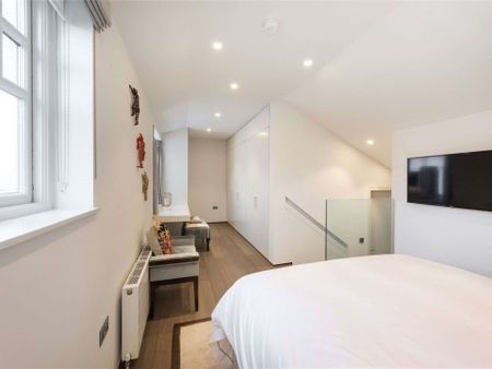 A stunning one bedroom apartment that has been immaculately interior designed in a popular, portered building. - Photo 4