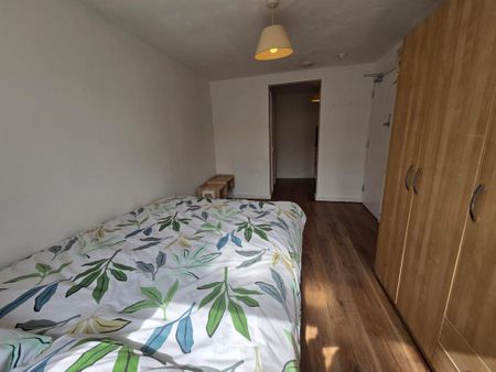 1 bedroom in a house share to rent - Photo 4