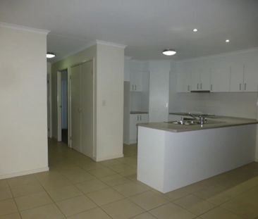 3 Bedroom Furnished Townhouse! - Photo 2