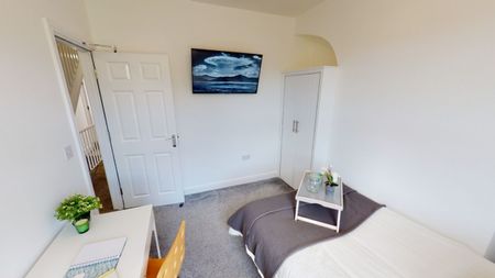 5 bed Mid Terraced House for Rent - Photo 2