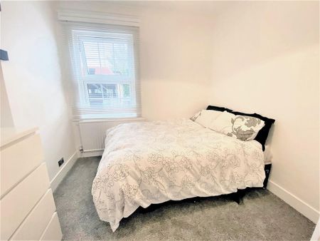 1 bedroom in a flat share to rent - Photo 3