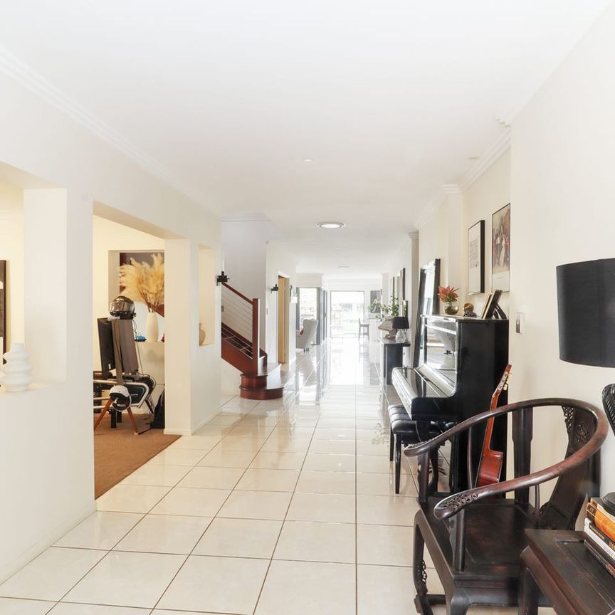 Stunning Waterfront Family Home for Rent - with option to be furnished - Photo 1