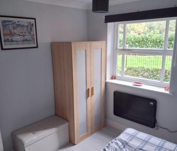 Single room (4ft bed) own bathroom private parking space - Photo 1