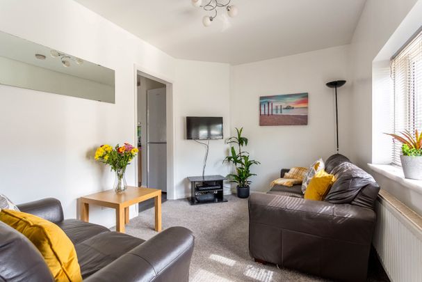 5 Bed Semi-Detached House, Southall Avenue, BN2 - Photo 1