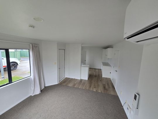 Cozy unit living - Photo 1