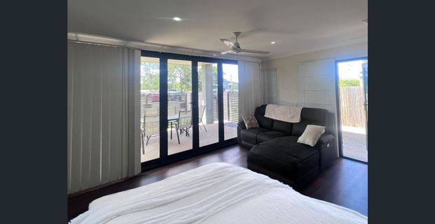 MODERN 3 BEDROOM, 3 BATHROOM UNIT IN A PRIME LOCATION! LOCATED CLOSE TO SCHOOLS! - Photo 1