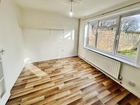 4 bedroom end of terrace house to rent - Photo 4