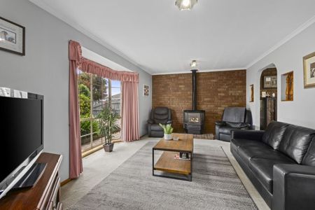 8 Monash Court, Whittington - Photo 2