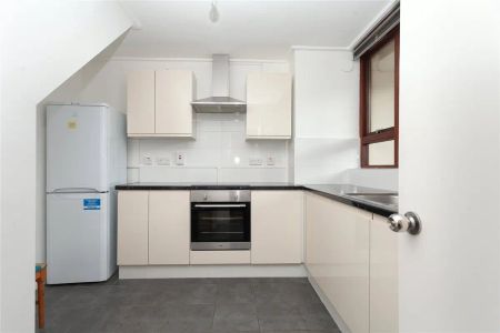 3 bedroom flat in London - Photo 3